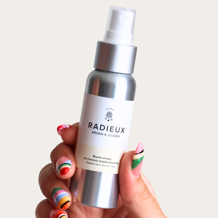 Radieux, brume visage et cheveux resplendissants