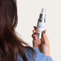 Radieux, brume visage et cheveux resplendissants
