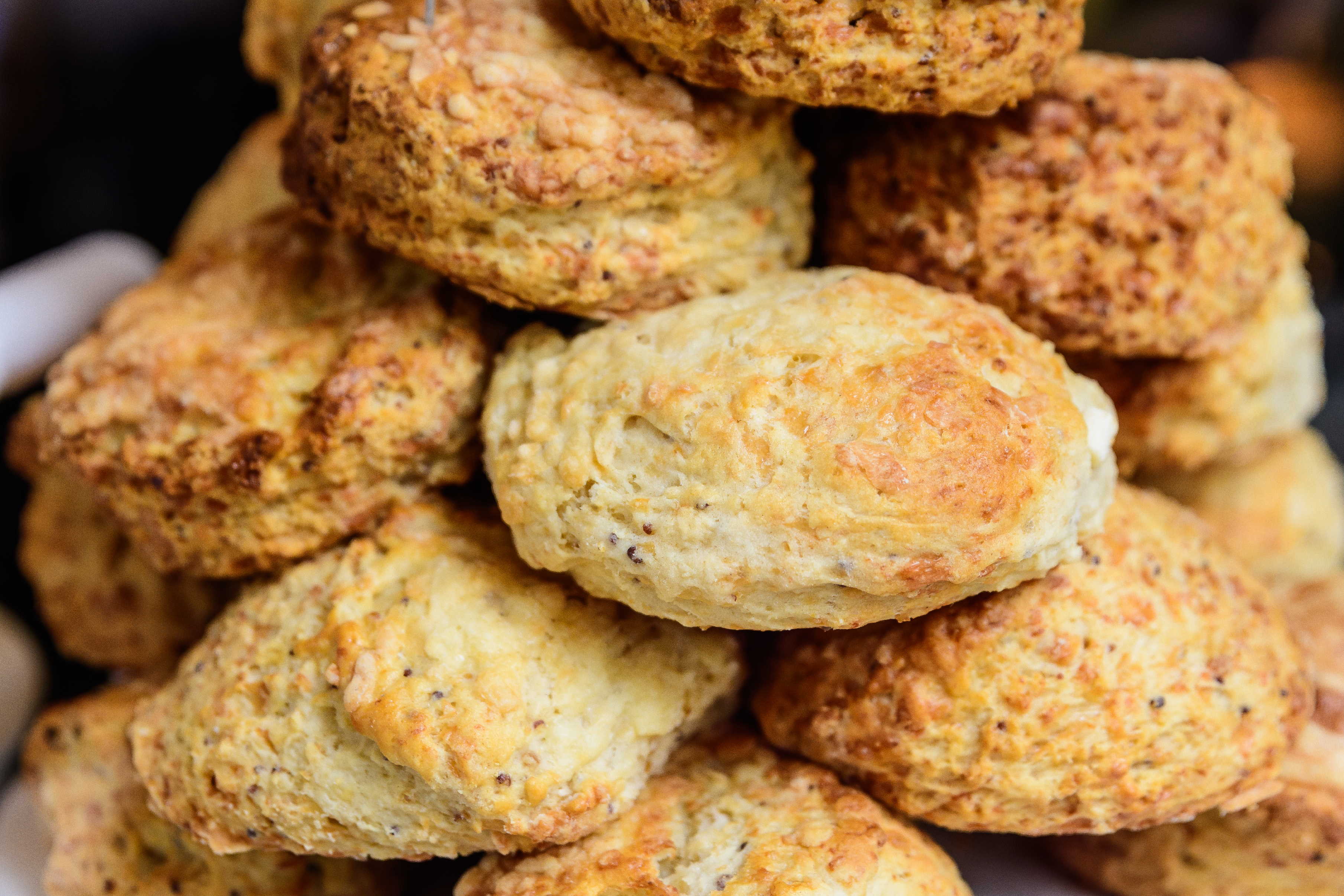 Des scones anglais faits maison et frais avec des fruits secs, présentés sous forme de pyramide, disponibles à la vente dans un café de Londres, vue latérale d'une nourriture saine photographiée avec une mise au point douce C  De Cristina Ionescu